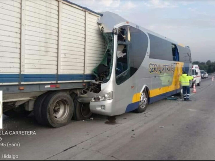 Choca autobús de pasajeros en Hidalgo, cuatro heridos de gravedad