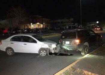 Estrella auto aveo contra camioneta estacionada