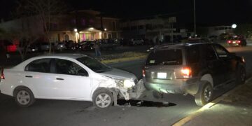 Estrella auto aveo contra camioneta estacionada