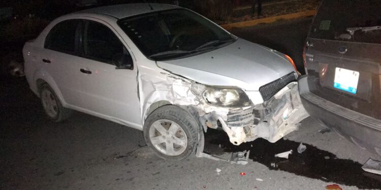 Estrella auto aveo contra camioneta estacionada