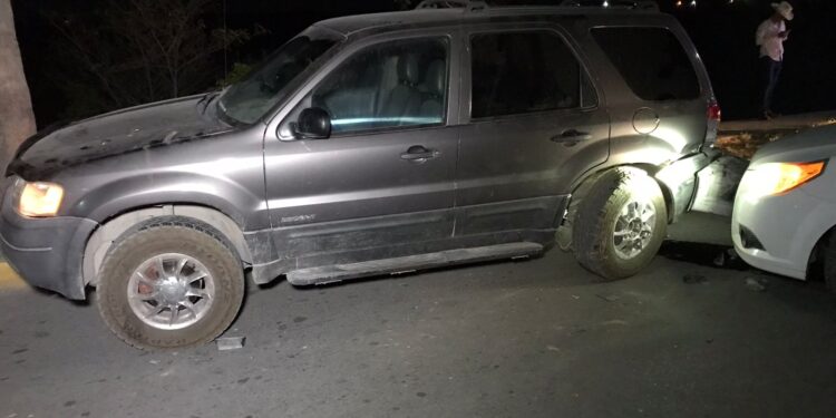 Estrella auto aveo contra camioneta estacionada