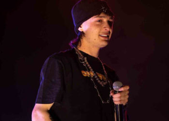 El cantante mexicano Peso Pluma admite que se está enamorando 