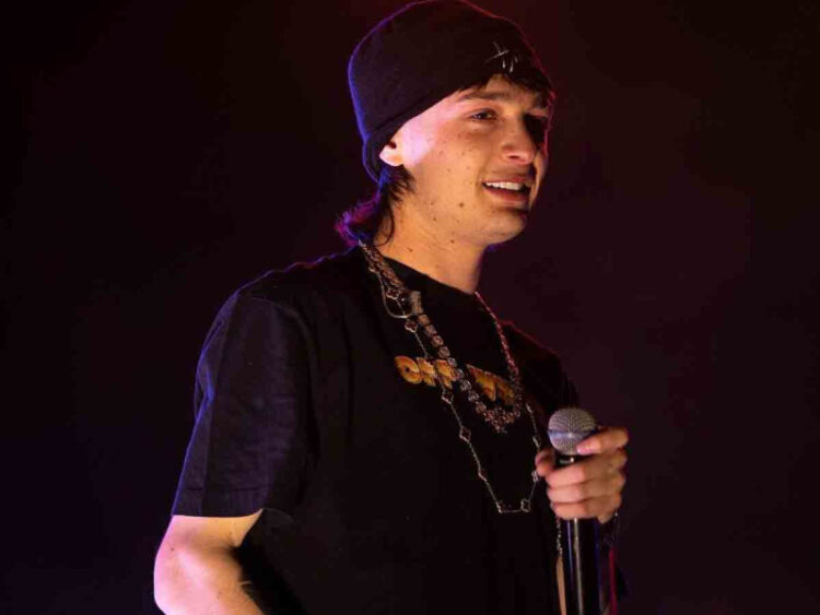 El cantante mexicano Peso Pluma admite que se está enamorando 