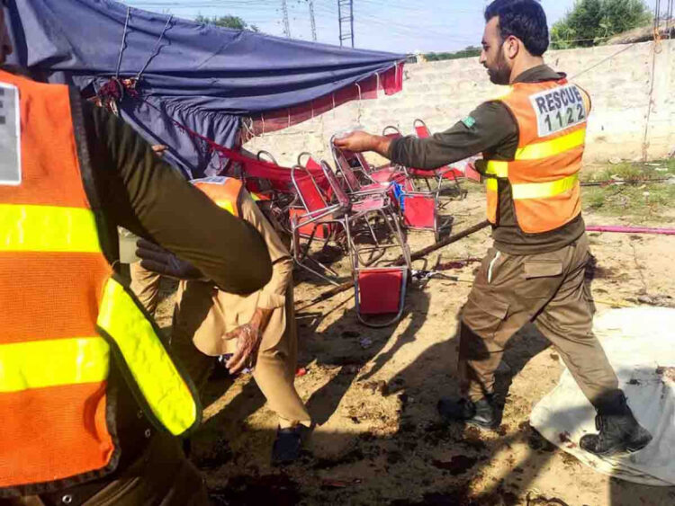 Cuarenta muertos y 130 heridos en ataque suicida durante mitin en Pakistán