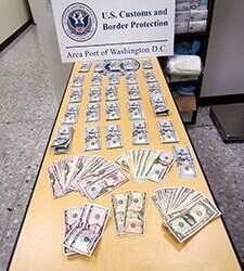 Decomisan dinero en aeropuerto de Washington