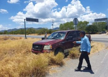 Taxista lesiona a pasajera en aparatoso choque