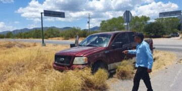 Taxista lesiona a pasajera en aparatoso choque