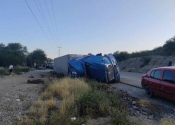 Vuelca tráiler cargado con pescado en carretera Victoria-San Luis Potosí