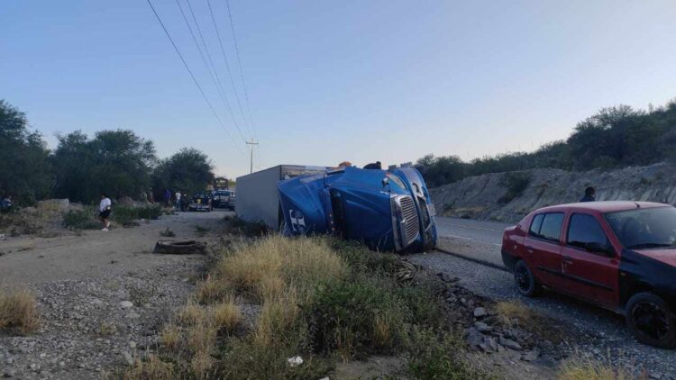 Vuelca tráiler cargado con pescado en carretera Victoria-San Luis Potosí