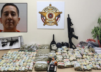Le encuentran armas, droga y dinero en su casa