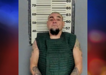 Texas; 2 muertos, 1 arrestado y otro prófugo por tiroteos