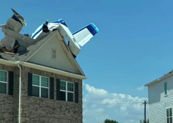 Choca avioneta con casa en Texas