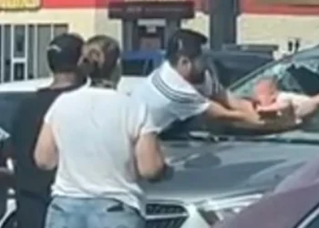 Salvan a bebe de morir deshidratado en auto