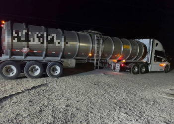 Decomisan dos pipas con 68 mil litros de hidrocarburo en Linares, Nuevo León