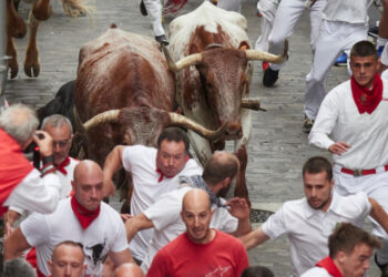 Con 6 heridos, inician corridas de las fiestas de San Fermín, en Pamplona, Espeña