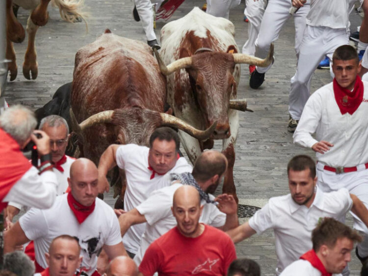 Con 6 heridos, inician corridas de las fiestas de San Fermín, en Pamplona, Espeña