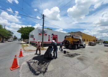 Continúa Gobierno Municipal  reparando vialidades en Victoria