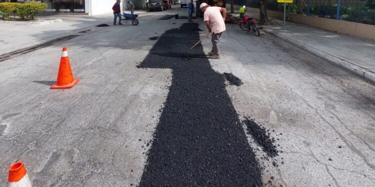 Continúa Gobierno Municipal reparando vialidades en Victoria