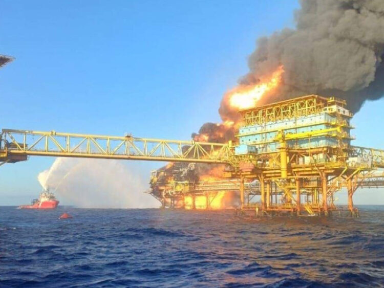 Explosión e incendio en plataforma de Pemex en Campeche deja 6 heridos