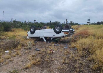 Pareja herida al volcar camioneta en carretera Victoria-Tula