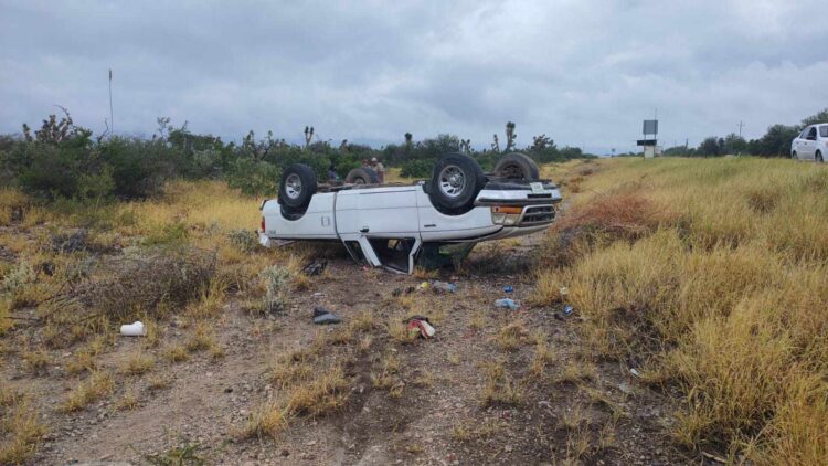 Pareja herida al volcar camioneta en carretera Victoria-Tula