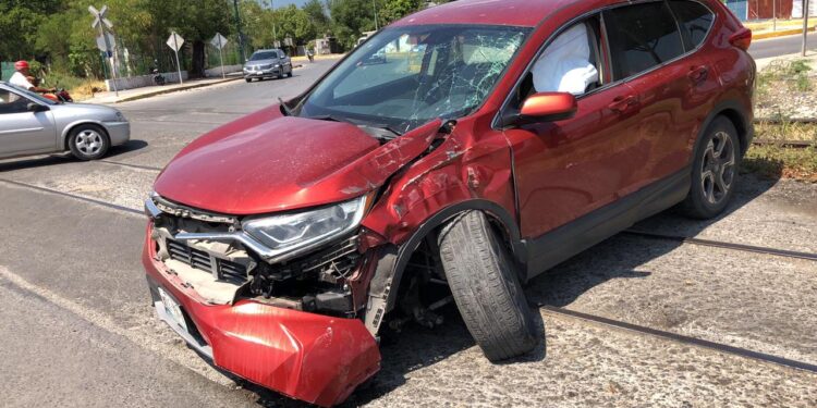 Se lo lleva el tren… ¡y vive para contarla!