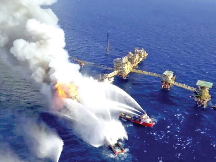 Incendio en PEMEX  afecta producción; hay dos muertos y un desaparecido