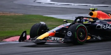 Checo Pérez queda eliminado en la Q1 y arrancara mañana en el puesto 16