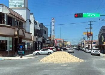 Bloquean con tierra acceso a Tránsito de Miguel Alemán, protestan por extorsiones