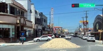 Bloquean con tierra acceso a Tránsito de Miguel Alemán, protestan por extorsiones