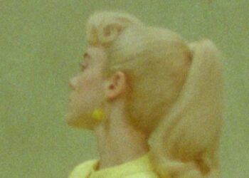 Billie Eilish deslumbra con un look de Barbie en su nuevo videoclip