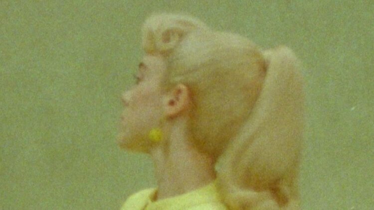 Billie Eilish deslumbra con un look de Barbie en su nuevo videoclip