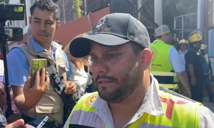 Rescatan con éxito a maestra atrapada en el colegio Antonio Repiso