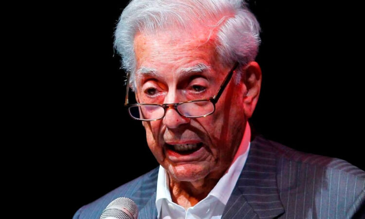 Vargas Llosa es hospitalizado en Madrid por covid-19