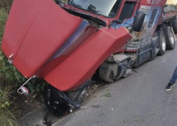 Chocan trailer y camioneta en carretera Victoria-Tula; dos heridos