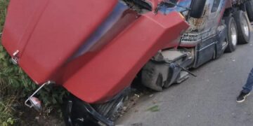 Chocan trailer y camioneta en carretera Victoria-Tula; dos heridos