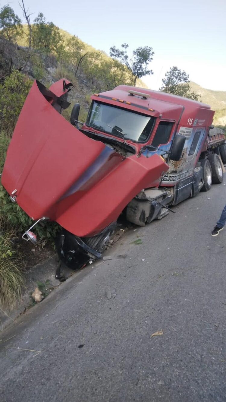 Chocan trailer y camioneta en carretera Victoria-Tula; dos heridos