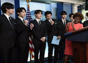 BTS desvela su historia en el libro de colección “Beyond the Story: 10-Year Record of BTS