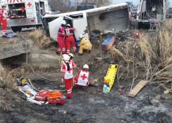 Conductor prensado al volcar camioneta