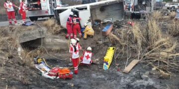 Conductor prensado al volcar camioneta