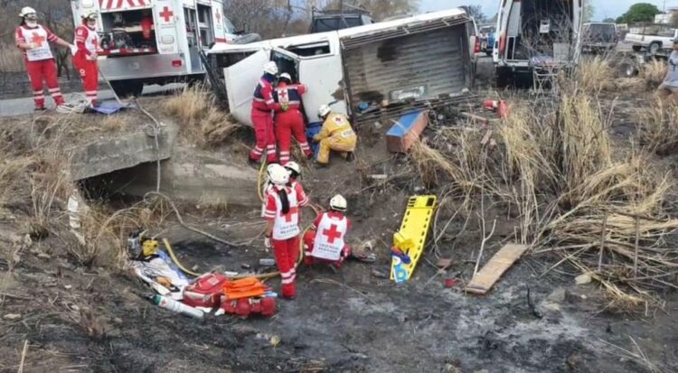 Conductor prensado al volcar camioneta