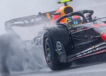 Carlos Sainz domina la práctica bajo la lluvia del GP de Bélgica, Checo Pérez queda en quinto lugar