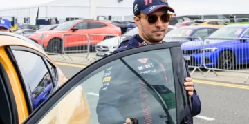 Checo Pérez seguirá con Red Bull en 2024