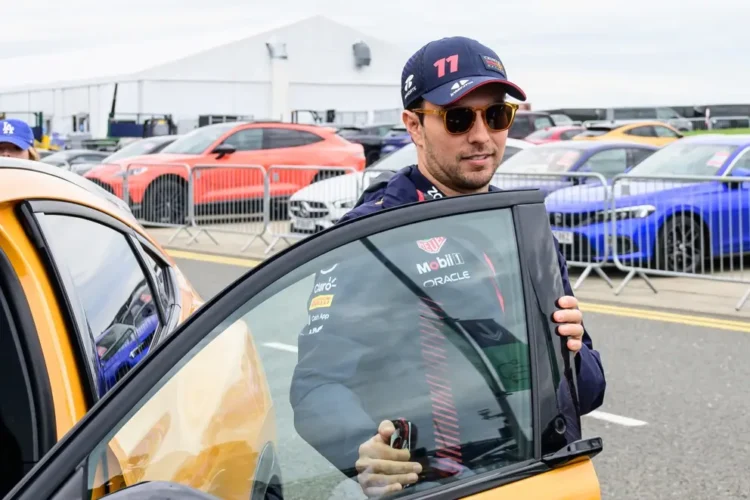 Checo Pérez seguirá con Red Bull en 2024