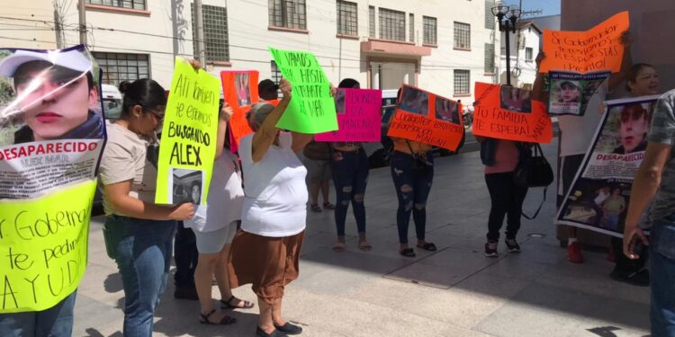 Familiares de jóvenes desaparecidos exigen su búsqueda