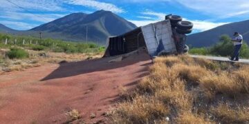 Vuelva trailer cargado con sorgo