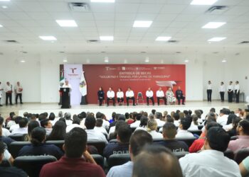 Reactiva Estado entrega de becas y útiles escolares