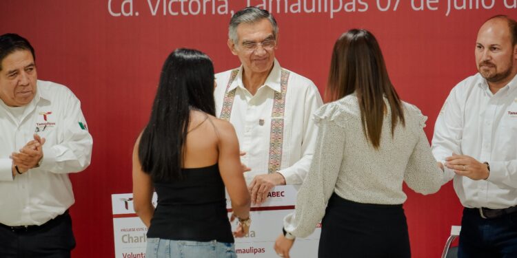 Reactiva Estado entrega de becas y útiles escolares