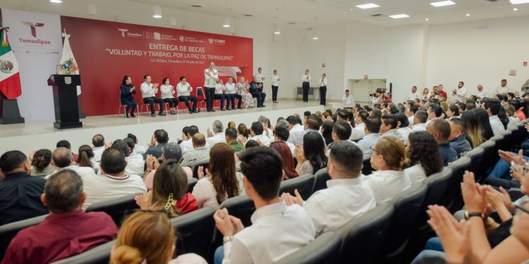 Reactiva Estado entrega de becas y útiles escolares
