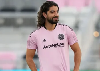 Rodolfo Pizarro llega al AEK Atenas